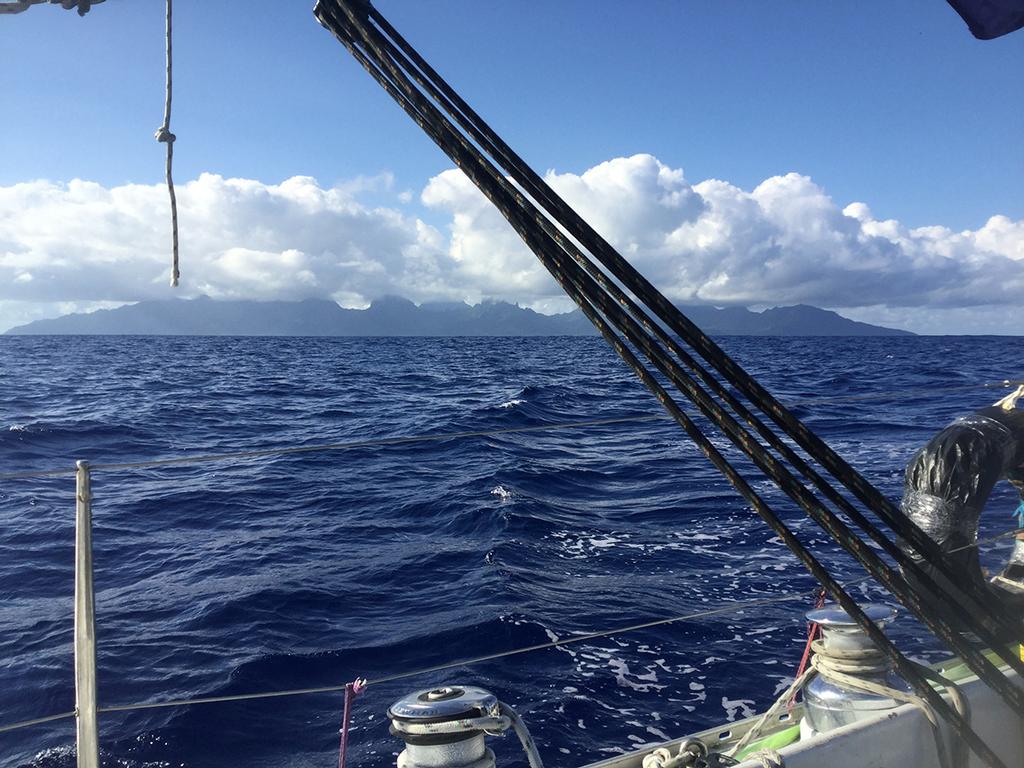 Passing Islands of Morea near Tahiti © Jon Sanders